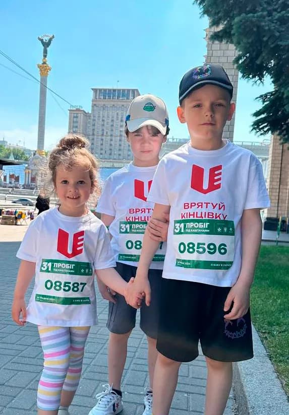 Діти-учасники Пробігу під каштанами у футболках #ВрятуйКінцівку