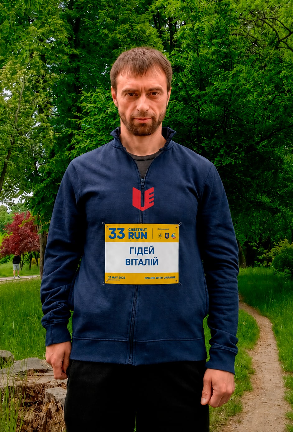 Віталій Гідей у худі ВрятуйКінцівку з номером учасника